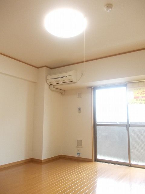 プラシード Y sの居間写真