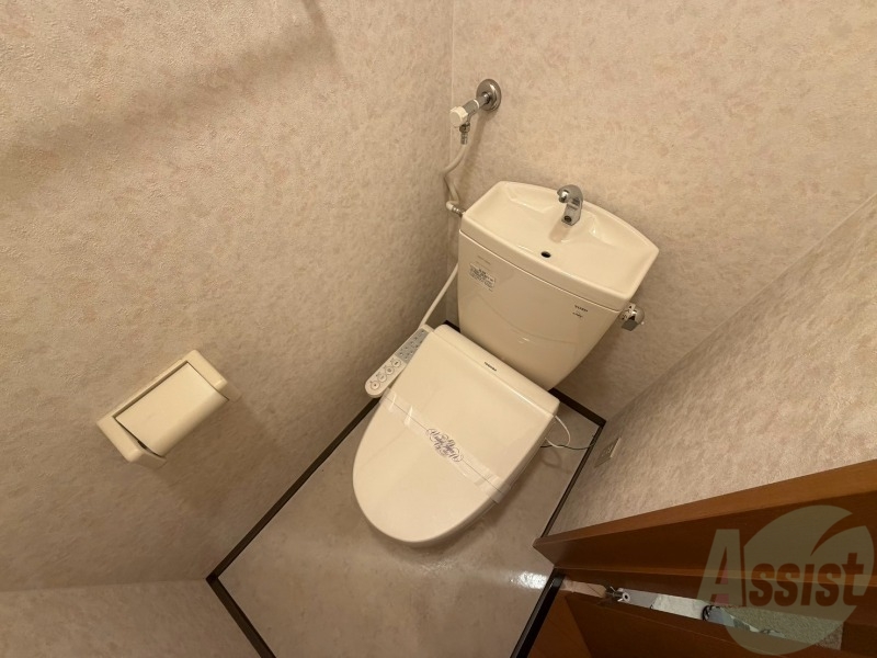 トイレ　ウォシュレット機能がついたトイレです。安心して使用できます。