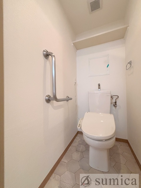 トイレ　人気アイテムの温水洗浄便座。清潔感のあるトイレです。
