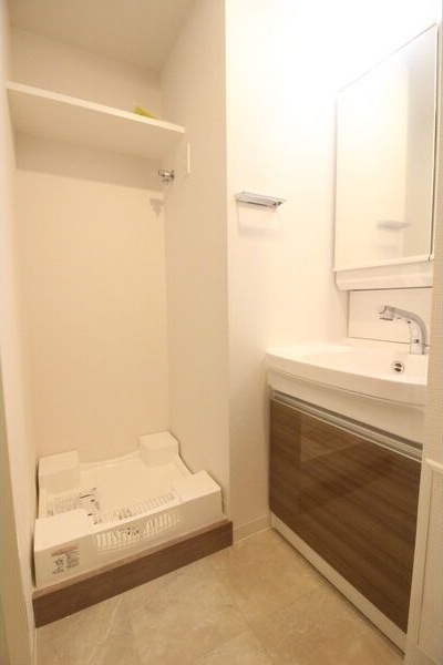 洗面設備　※写真は同じマンションの違う部屋のものになります。