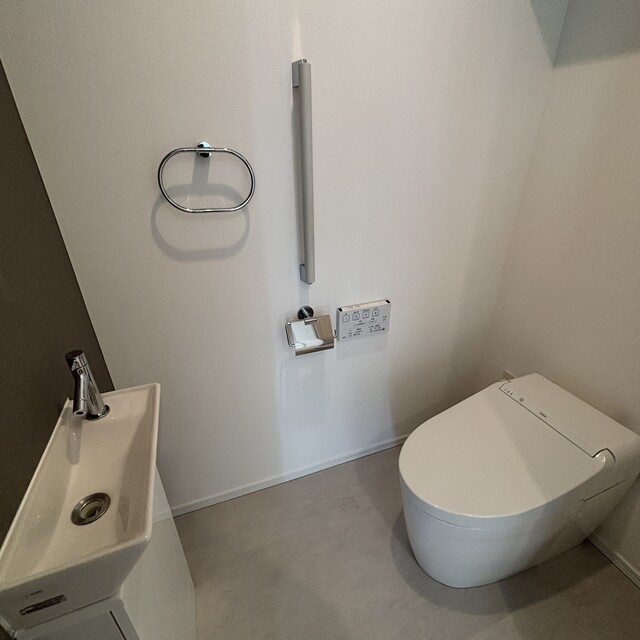 トイレ　※写真は同タイプ住戸です。