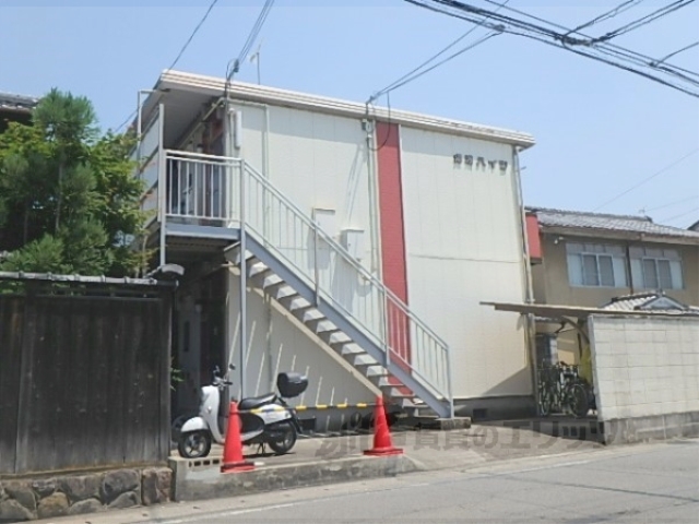 京都市右京区嵯峨中山町のアパートの建物外観