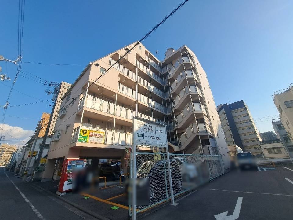 松山市東雲町のマンションの建物外観