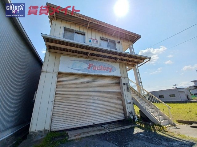 【伊勢市村松町のアパートのエントランス】