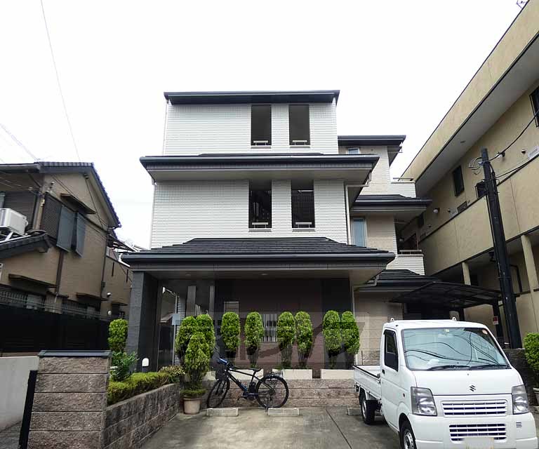 京都市下京区四本松町のマンションの建物外観