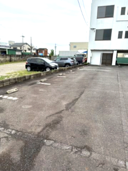 【多気西町マンションの駐車場】