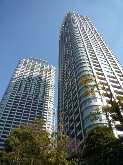 港区東新橋のマンションの建物外観