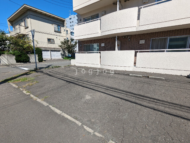 【札幌市西区八軒二条東のマンションの駐車場】