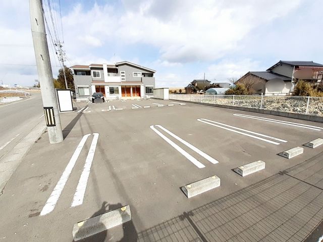 【亘理郡亘理町逢隈中泉のアパートの駐車場】