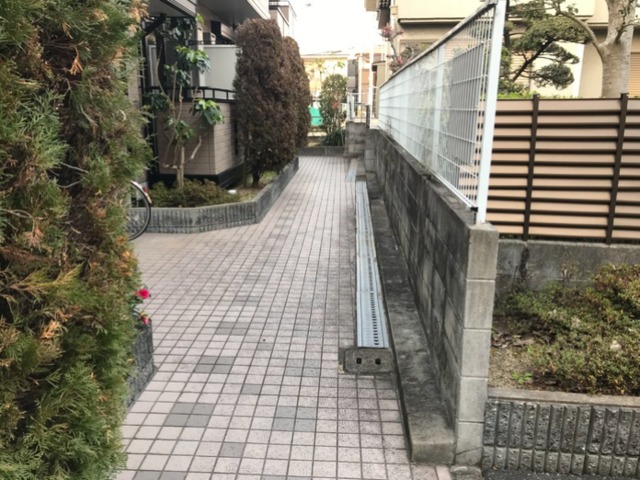 【豊中市千里園のアパートのエントランス】