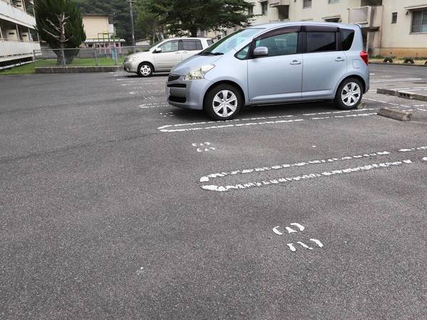 【ビレッジハウス宇甘川2号棟の駐車場】