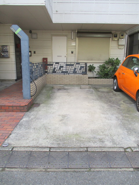 【世田谷区北沢のマンションの駐車場】