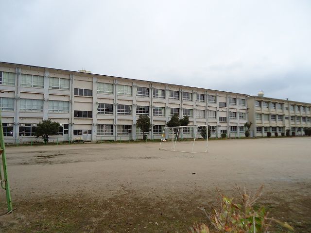 小学校　倉吉市立上灘小学校（小学校）まで650m