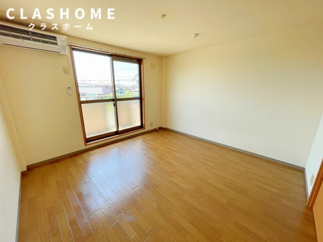 居室・リビング　同物件の別部屋になります。