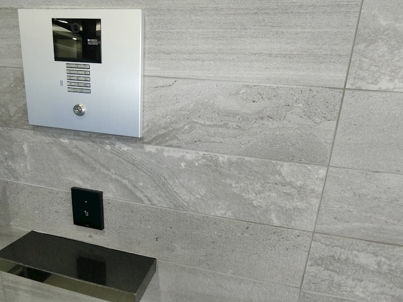 セキュリティ　オートロック完備、室鍵をポケットに入れているだけで解除される