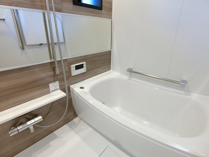 バス・シャワールーム　追い焚き・浴室乾燥機能つき！小窓もあり明るい浴室です。