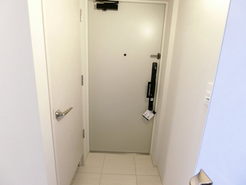 玄関　玄関キーはポケットに入れているだけで解除される仕様です！