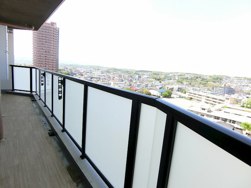 バルコニー　寝室横のベランダは広々としており、11階からの眺めは圧巻です