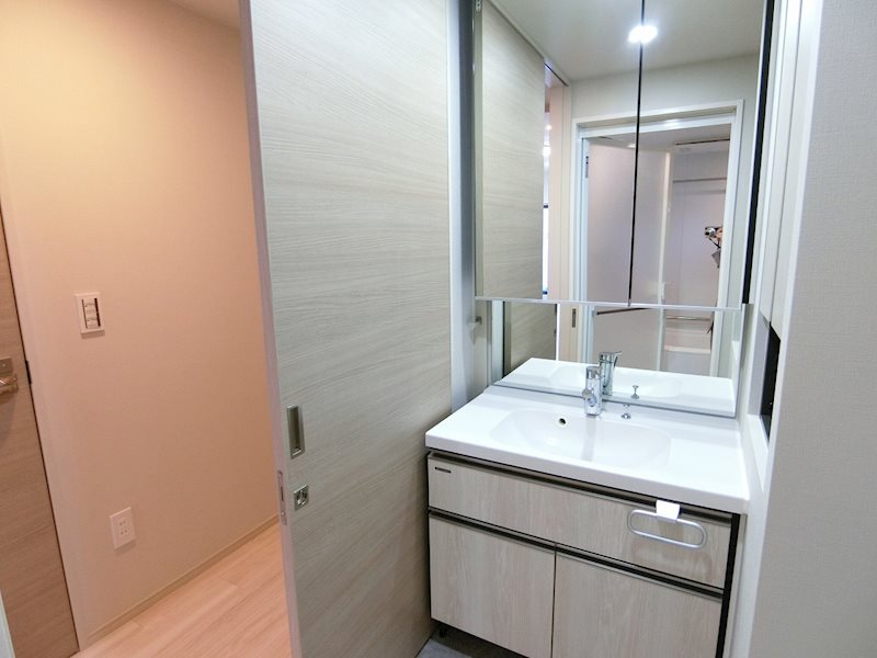 洗面設備　鏡の内側も収納があり、脇にはリネン庫も！