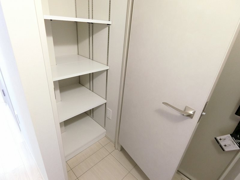 収納　可動棚付きの納戸もあり、収納力あるお部屋です