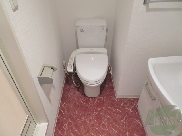 トイレ　トイレは安心の温水洗浄便座です。欠かせないですよね。