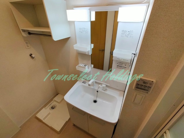 洗面設備　明るい洗面所です