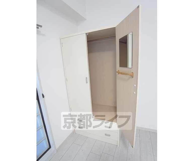 収納　鏡つきです