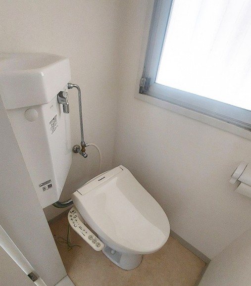 トイレ　窓あり　採光＆通風＆換気も取れます　ウォシュレットは残置物扱