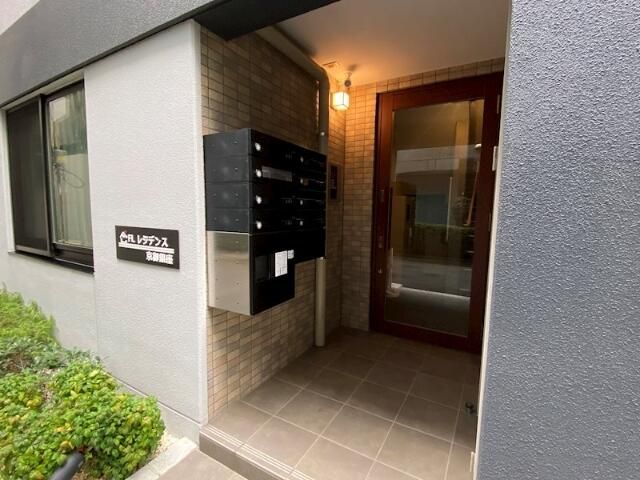 エントランス　落ち着いたエントランスです