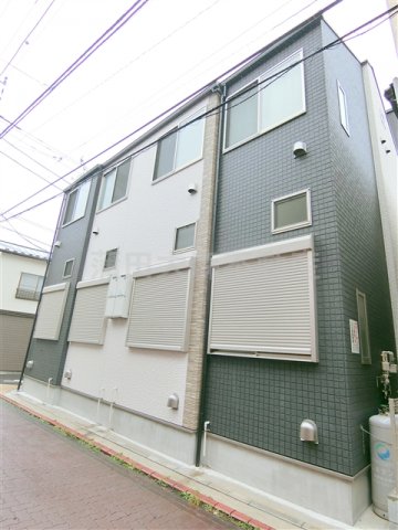 建物外観　2018年6月築　木造地上2階建て総戸数8戸の賃貸アパートイ