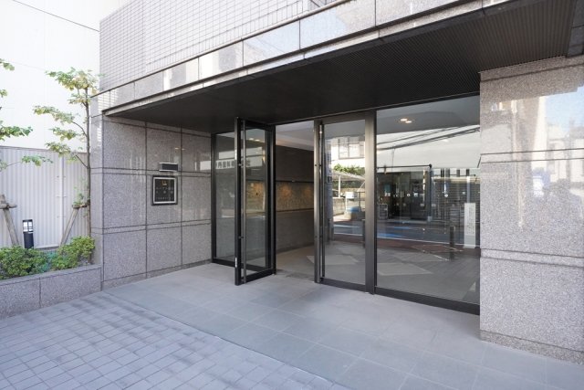 エントランス　落ち着いたエントランスです