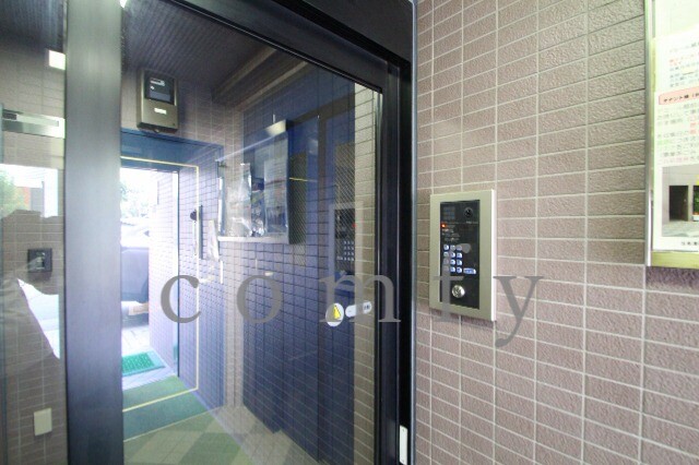 エントランス　オートロック付きエントランス