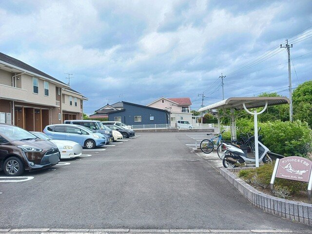 駐車場　【サンリットヒルズＢＭ・Ｉ】車をお持ちの方に嬉しい駐車場付き