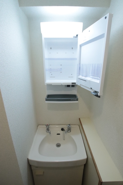 洗面設備　洗面所の鏡の裏側は、収納になっています
