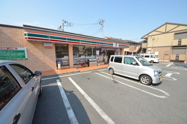 コンビニ　セブンイレブン（コンビニ）まで240m