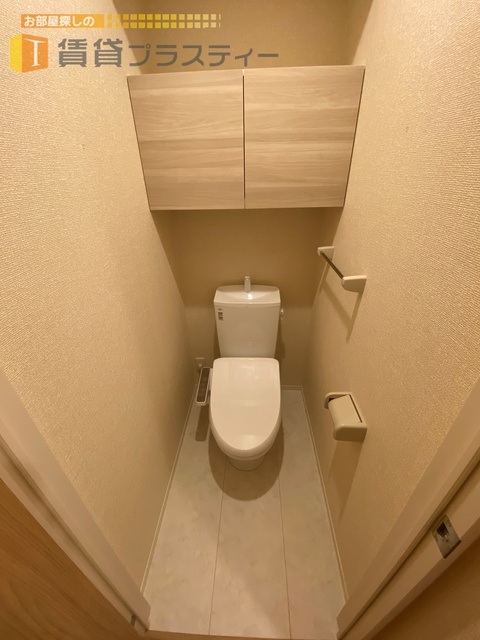 トイレ　棚付きで便利です。