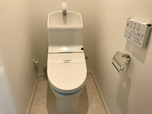 トイレ　落ち着いた色調のトイレです