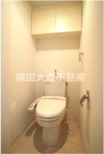 トイレ　棚収納と温水洗浄便座付きのトイレ