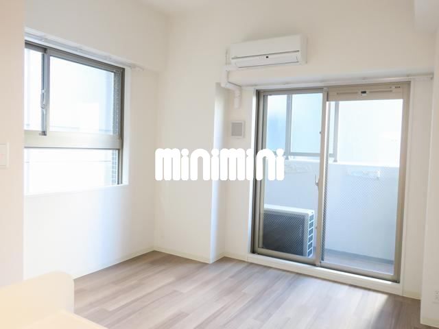 居室・リビング　＊反転タイプのお部屋の写真です