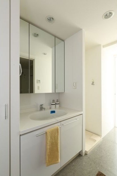 洗面設備　※写真は同じマンションの違う部屋のものになります。