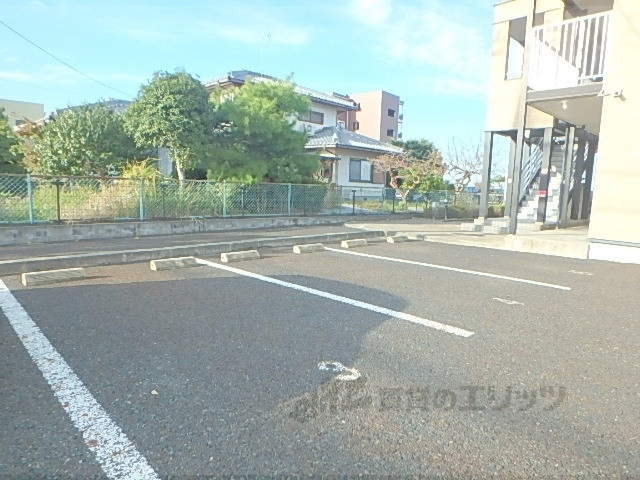 【守山市欲賀町のアパートの駐車場】