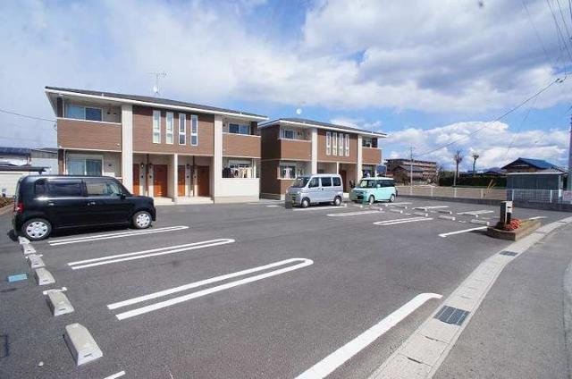 【伊勢崎市間野谷町のアパートの駐車場】