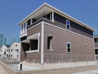 広島市安佐北区深川のアパートの建物外観