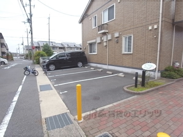 【京都市西京区松室吾田神町のアパートの駐車場】