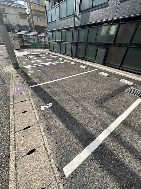 【西宮市神園町のマンションの駐車場】