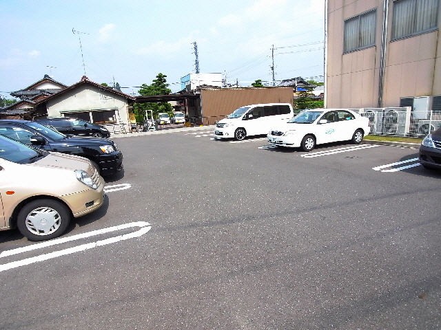 【各務原市鵜沼各務原町のアパートの駐車場】