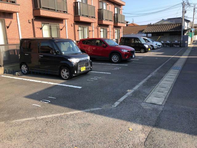 【グランシャリオの駐車場】