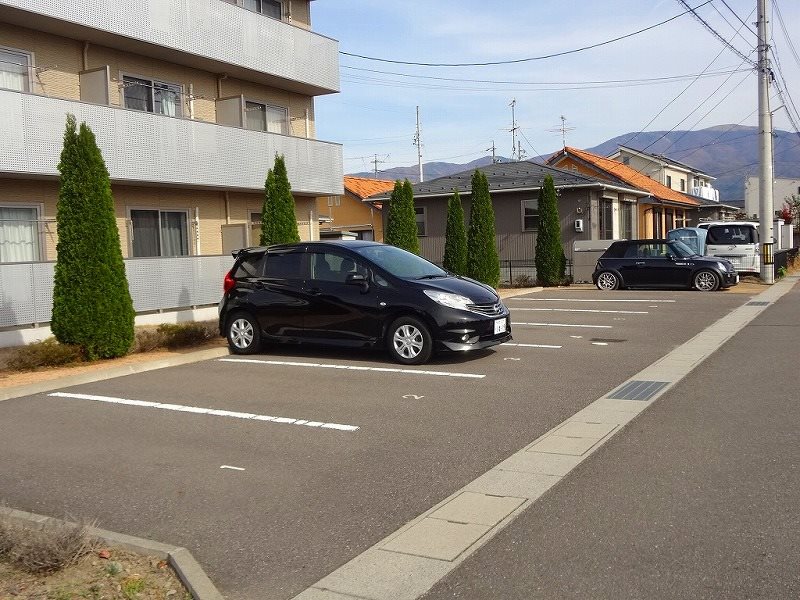 【松本市村井町西のマンションの駐車場】