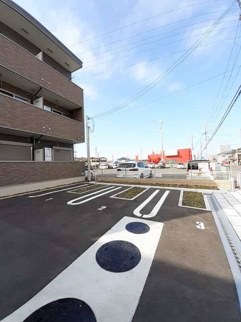 【泉佐野市市場西のアパートの駐車場】