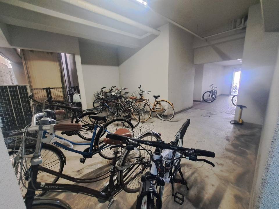 【松山市喜与町のマンションの駐車場】